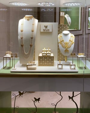 presentoir de luxe sur mesure dans les vitrines