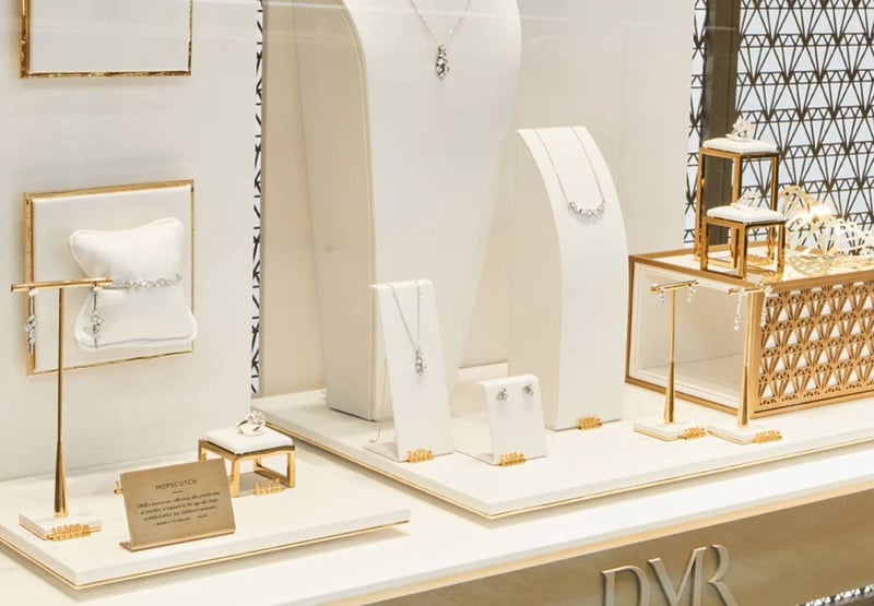best way to display jewelry for sale - example