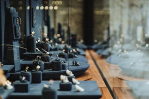 Allestimento vetrine gioielleria: come creare esposizioni che attirano e vendono