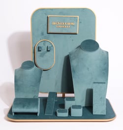 Expositor de pendientes Pettorina, proyecto De Vecchio realizado por To Be Packing