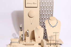Store Montres & Bijoux, vitrine avec présentoirs à montre et bustes personnalisés