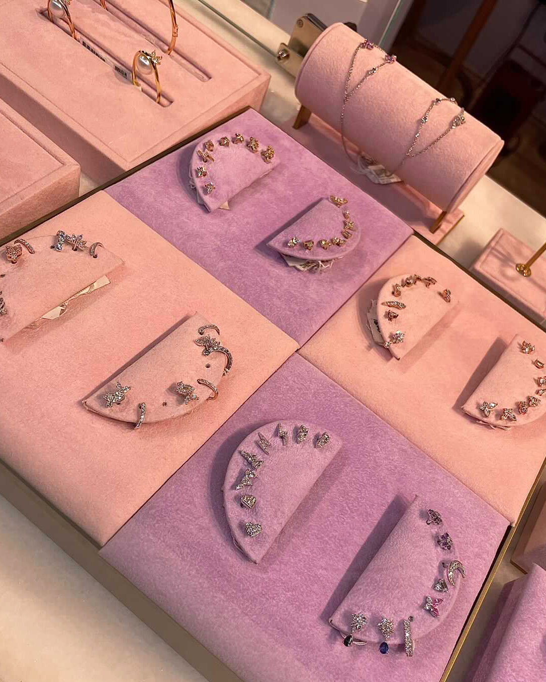 Présentoir Ultrasuede bicolore réalisé par To Be Packing pour Kaltham's Pavilion, Qatar